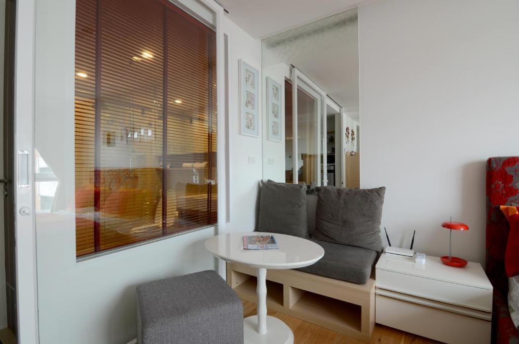 Comfortable Studio, Walk to BTS, Free Wi-Fi, Great Location - Tap to explore photos