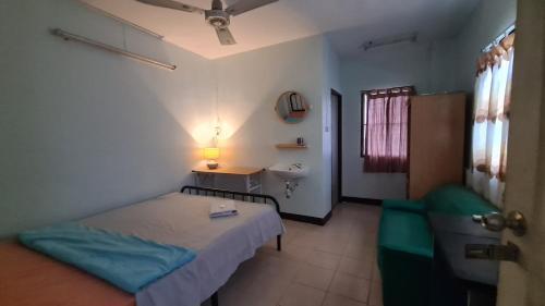 Roong-Arun Apartment - Tap to explore photos