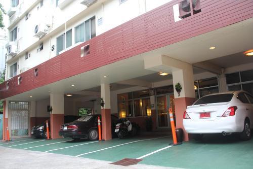 B.S. Court Hotel Sathorn - Tap to explore photos