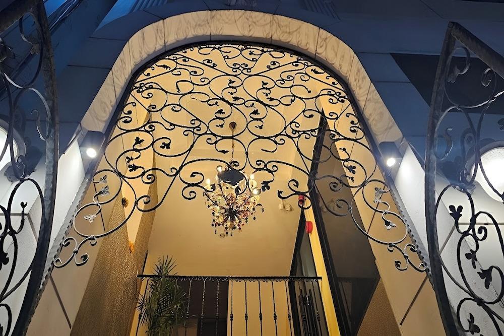 BnB98 Silom Hotel - Tap to explore photos