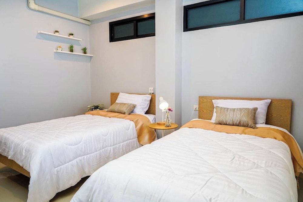 BnB98 Silom Hotel Room Type - Deluxe Double or Twin Room