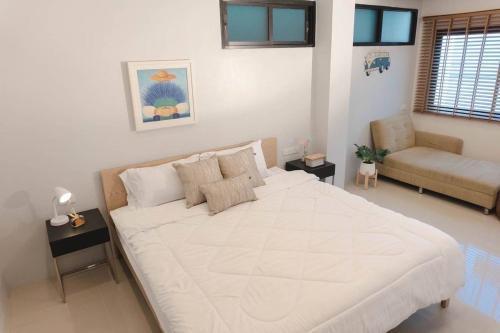 BnB98 Silom Hotel Room Type - Deluxe Queen Room