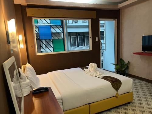 Cozy rooms Asoke - Tap to explore photos