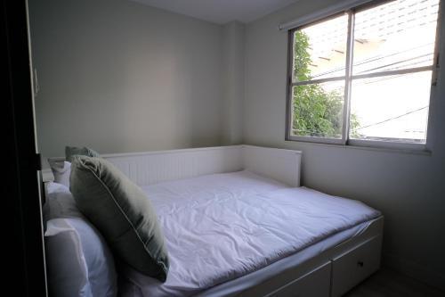 Baan Khun Pra Duplex Rm3 Bangkok - Tap to explore photos