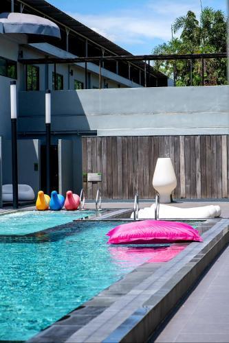 S Ratchada Leisure Hotel - Tap to explore photos