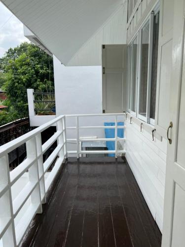 RoomQuest Rim Praya Dinsor Road - Tap to explore photos