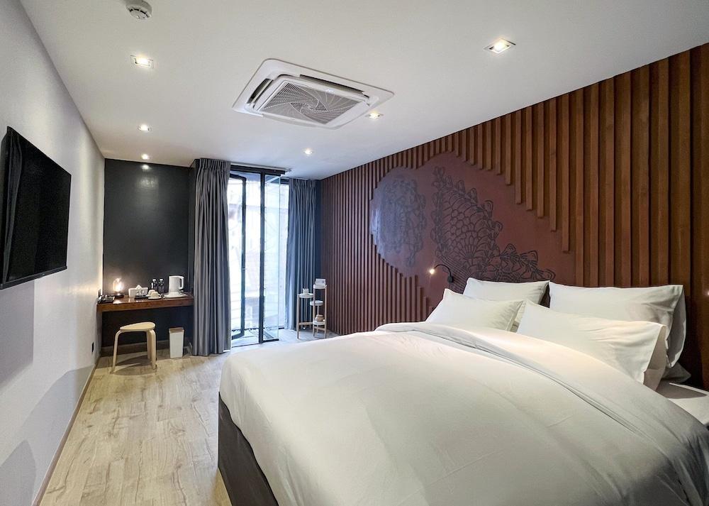 The Nhorm Hotel Ratchada Room Type - Deluxe Double Room