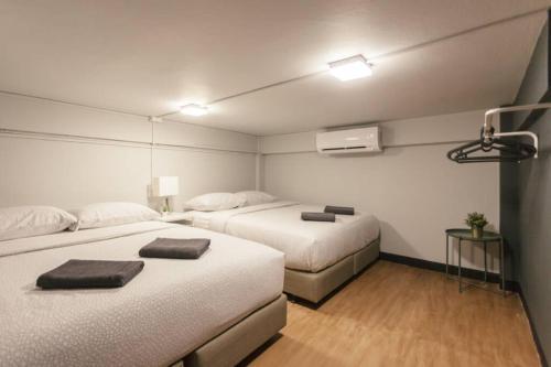 S1 Large Duplex Silom 3 Beds, Full Kitchen WIFI - Tap to explore photos