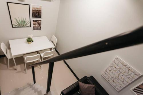 S1 Large Duplex Silom 3 Beds, Full Kitchen WIFI - Tap to explore photos