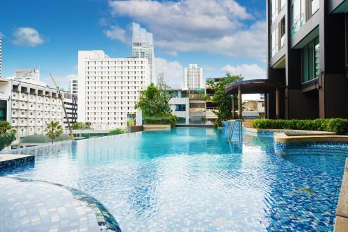 The Rich Residence Sukhumvit Nana - Tap to explore photos