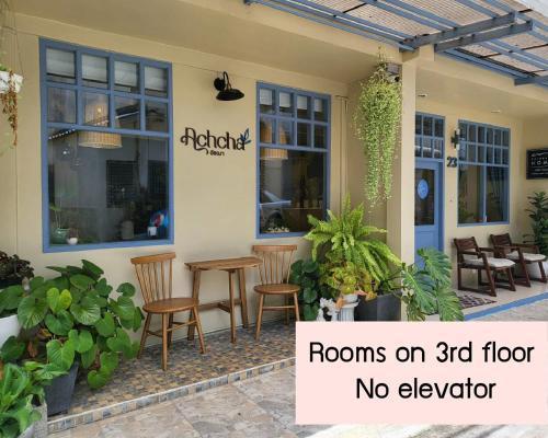 Achcha hotel - itsaraphap MRT station - Wat Arun Room Type - Queen Room with Balcony