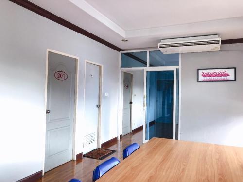 24 Hostel Donmuang - Tap to explore photos