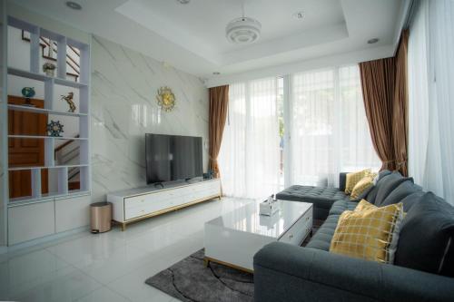 KW pool villa pattaya - Tap to explore photos