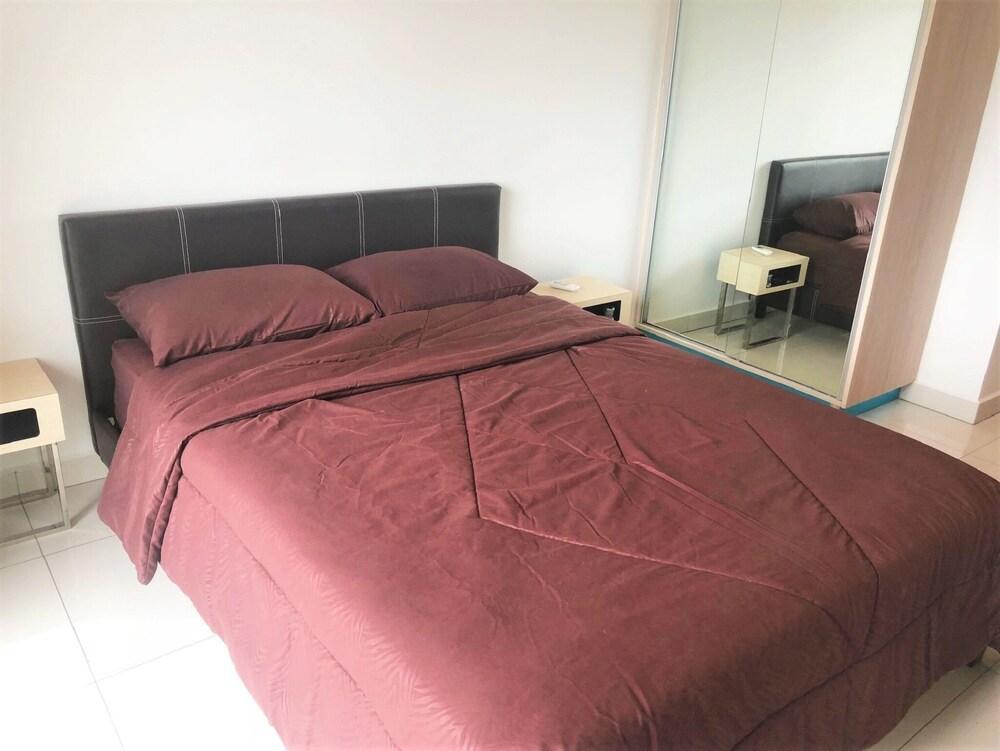 Laguna Beach Resort 2 Studio Condo Pattaya - Tap to explore photos