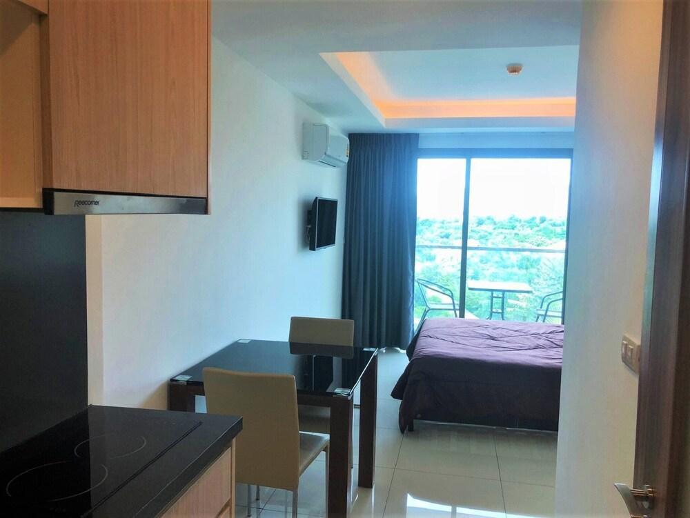 Laguna Beach Resort 2 Studio Condo Pattaya - Tap to explore photos