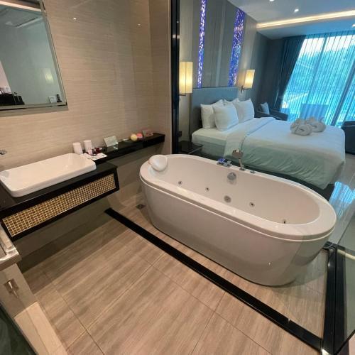THE TJ HOTEL Pattaya Room Type - Deluxe Suite with Pool Access