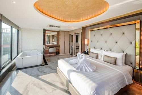 THE TJ HOTEL Pattaya Room Type - Grand Royal Suite with Jacuzzi THE TJ HOTEL Pattaya Room Type - Grand Royal Suite with Jacuzzi