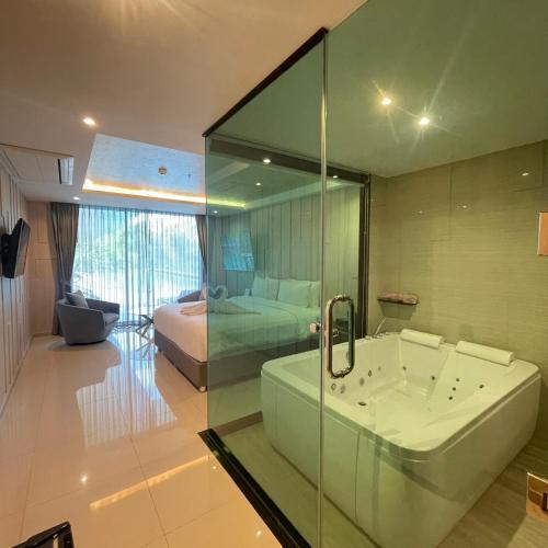 THE TJ HOTEL Pattaya Room Type - Deluxe Suite Jacuzzi with Pool Access