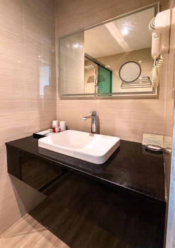 THE TJ HOTEL Pattaya Room Type - Deluxe King Room with Balcony