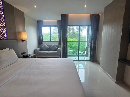 THE TJ HOTEL Pattaya Room Type - Deluxe Double Room with Balcony and Sea View THE TJ HOTEL Pattaya Room Type - Deluxe Double Room with Balcony and Sea View