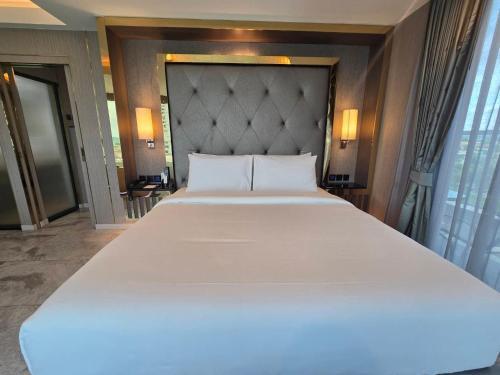 THE TJ HOTEL Pattaya - Tap to explore photos