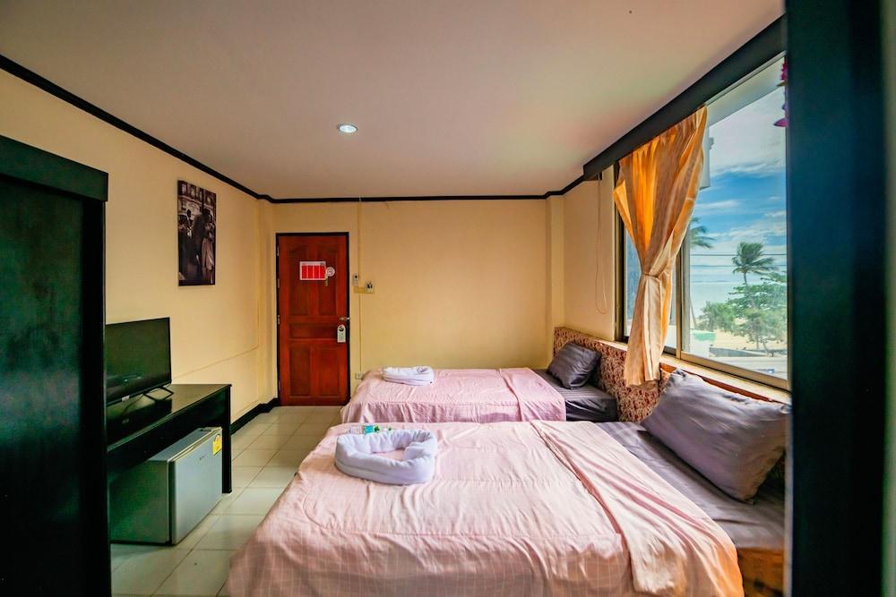 Happy Jomtien - Beachfront Room Type - Standard Twin Room