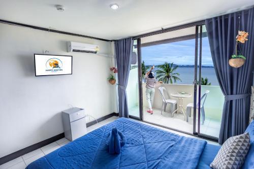 Happy Jomtien - Beachfront Room Type - Deluxe Double Room with Sea View