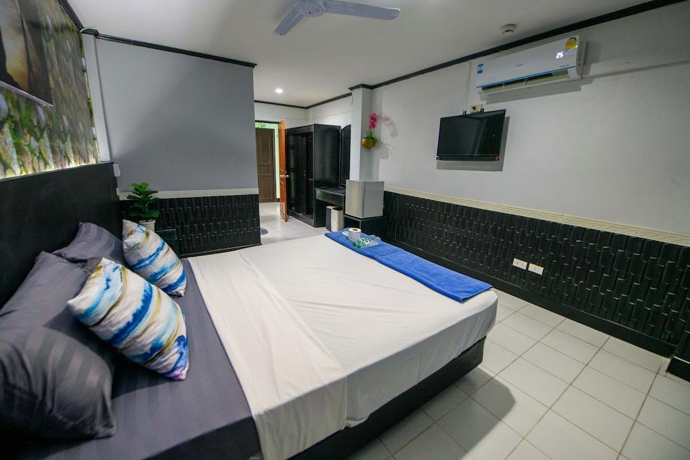 Happy Jomtien - Beachfront Room Type - Superior Double Room, Partial Ocean View
