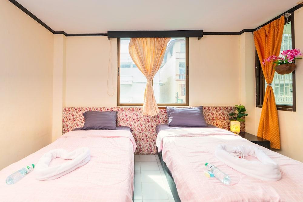 Happy Jomtien - Beachfront Room Type - Standard Twin Room