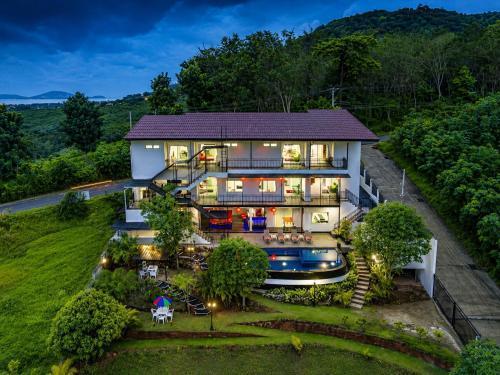 Spacious 8BR Private Pool Villa in Chalong
