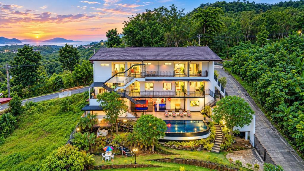 Spacious 8BR Private Pool Villa in Chalong