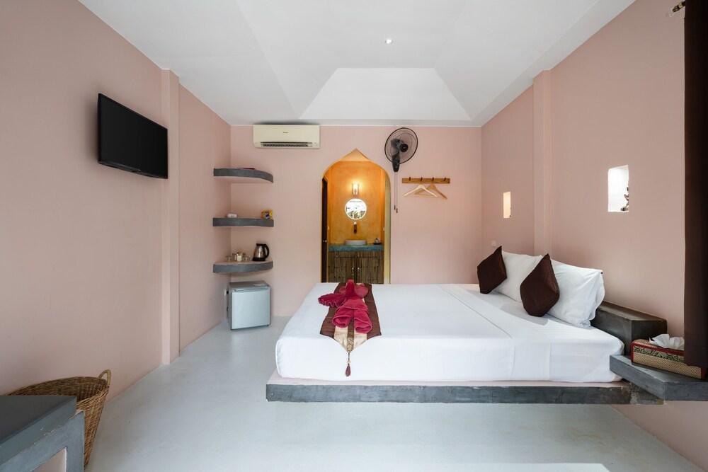 Avocado Room Type - 11. Hibiscus Rouge