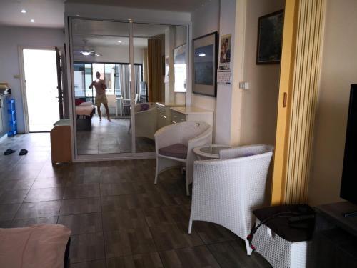 Jomtien Hill Resort Pratamnak - Tap to explore photos