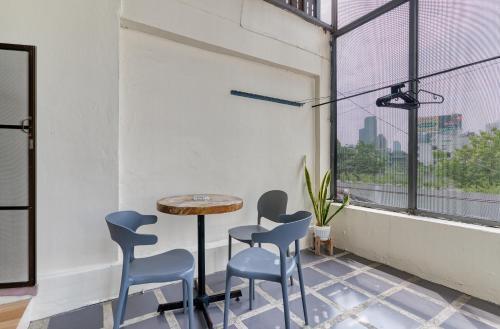 Bangkok Watergate Townhouse - Tap to explore photos