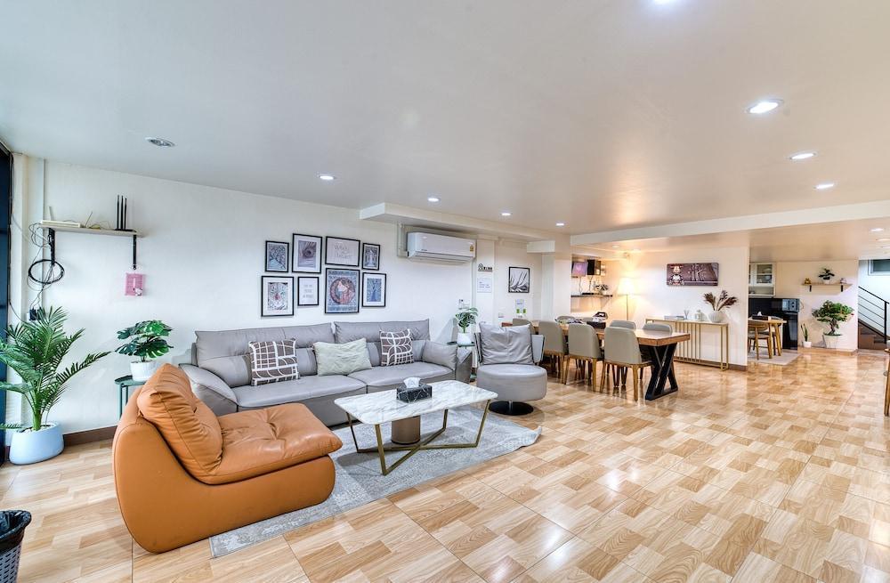 Bangkok Watergate Townhouse