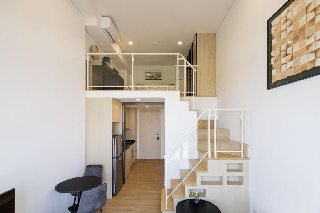 Loft Pool Superior Suite Near jodd Night Market 500mbps Wi-Fi Twin - Tap to explore photos