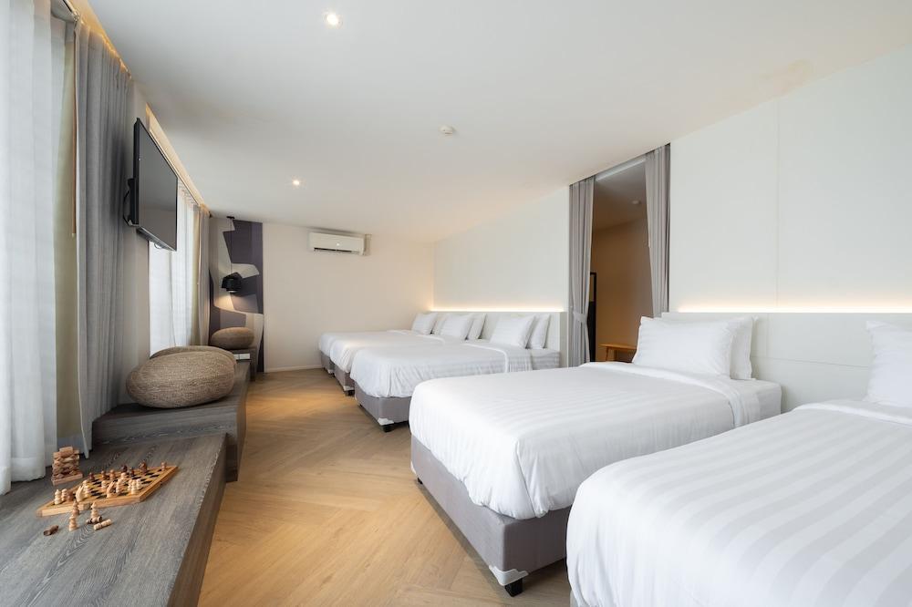 Stay Plus Hotel Bangkok Room Type - 5 Bed Room