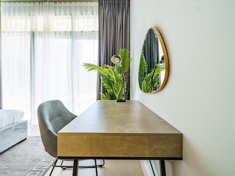 Downtown Charming Condo Close to Dubai Mall - Tap to explore photos
