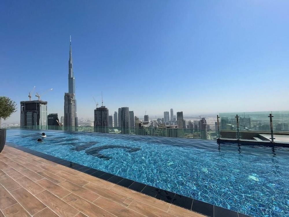 Tanin - Chic Apt With Infinity Pool and Burj Khalifa View - Tap to explore photos