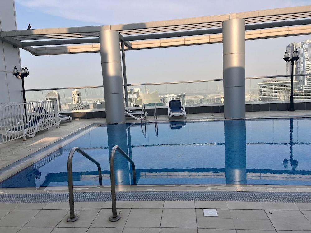 Stylish Studio With Balcony in Downtown Dubai - Tap to explore photos