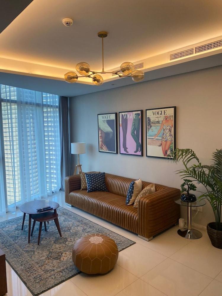 Gorgeous 2 Br in Paramount - Tap to explore photos