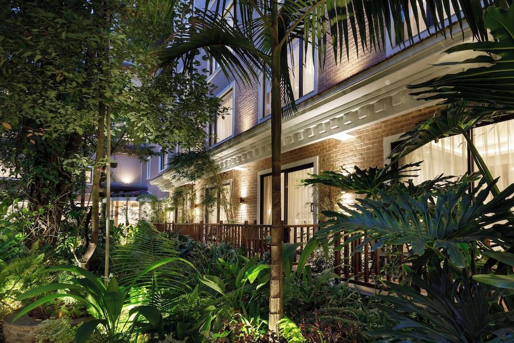 Hotel Thrive, A Tropical Courtyard - Tap to explore photos