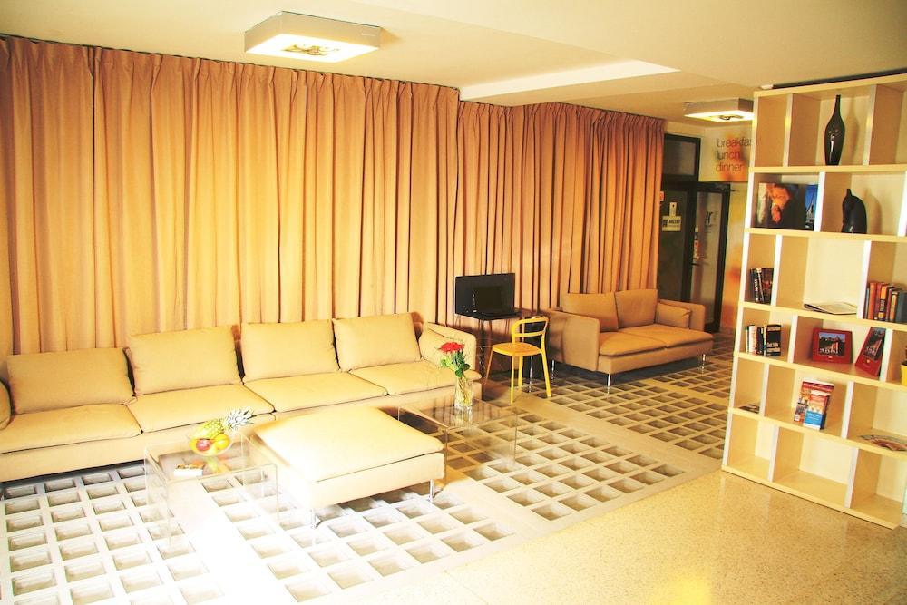 أكسينت هوتل