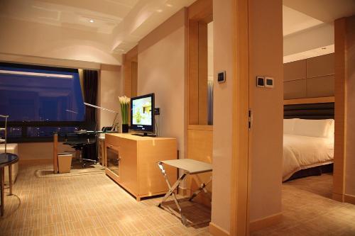 Shanghai HongQiao Airport Hotel - Tap to explore photos