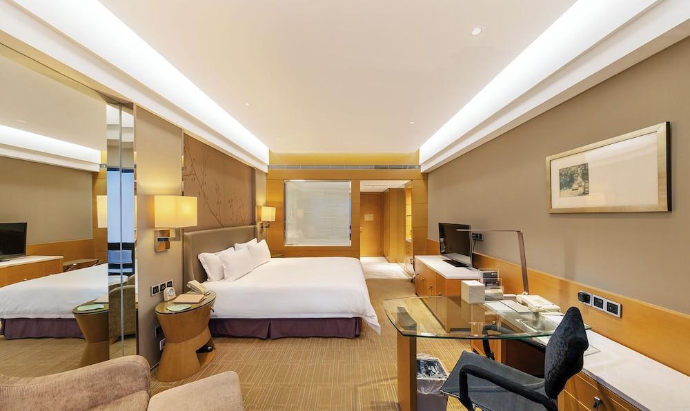 Shanghai HongQiao Airport Hotel Room Type - Deluxe Double Room