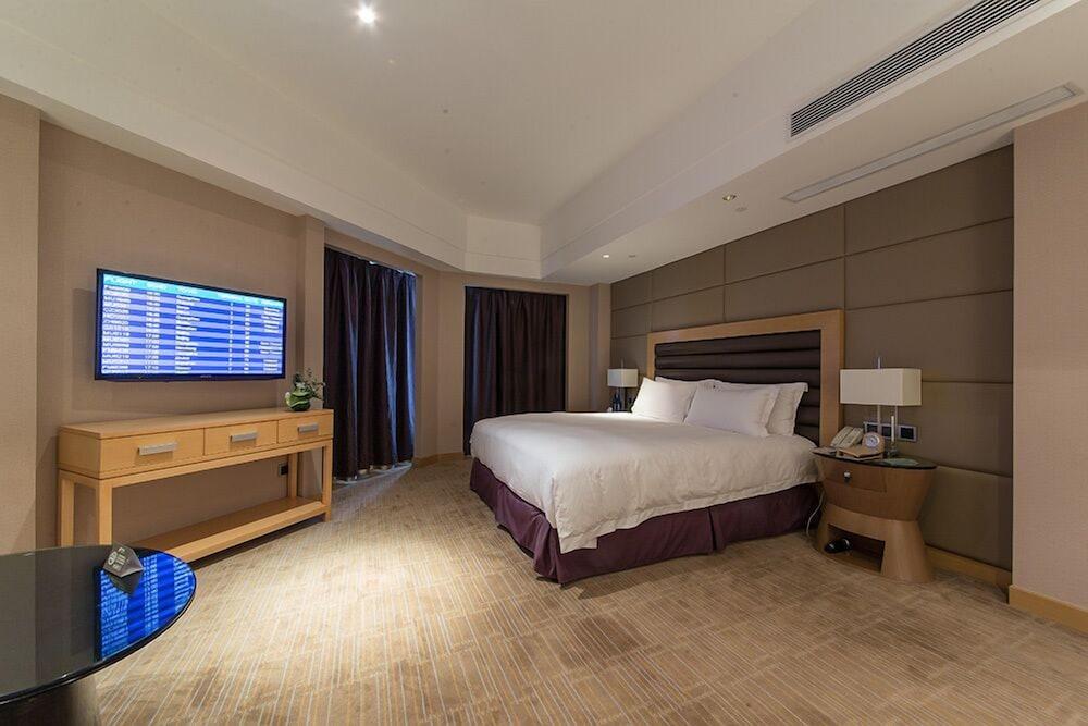 Shanghai HongQiao Airport Hotel Room Type - Deluxe Suite