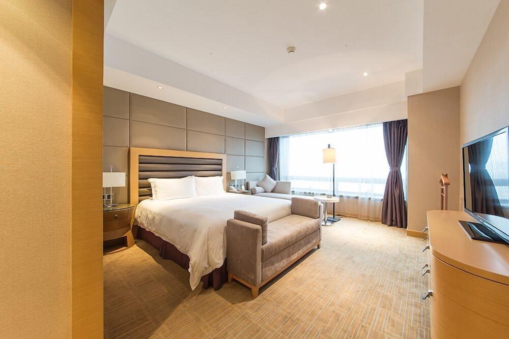 Shanghai HongQiao Airport Hotel Room Type - Executive Suite