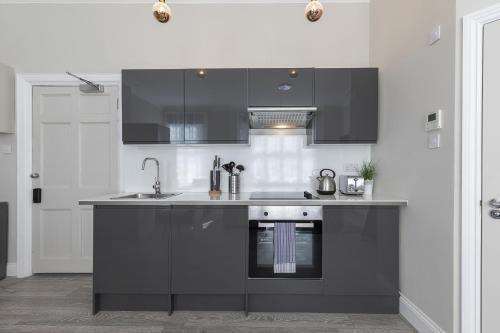 Air Conditioned Apt High St Kensington - Tap to explore photos