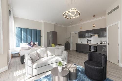 Air Conditioned Apt High St Kensington - Tap to explore photos