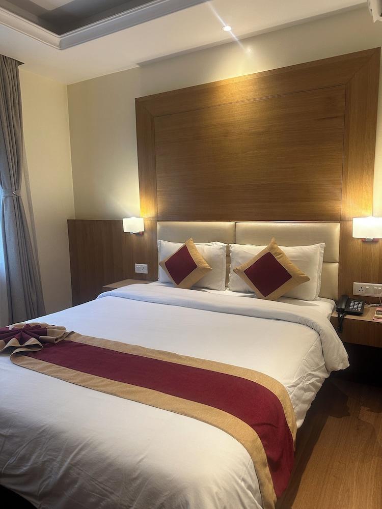 Hotel Middle Path and Spa Room Type - Deluxe Double Room, City View